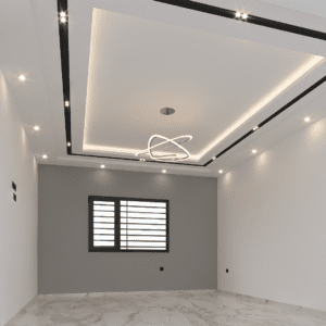 Faux plafond décoratif avec une rainure intégrant un filet de lumière LED pour un effet visuel moderne et sculpté.