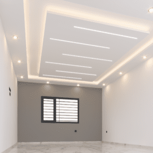 Faux plafond rectangulaire moderne avec spots encastrés et bandes lumineuses LED