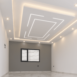 Faux plafond minimaliste avec éclairage doux et diffus dans un intérieur moderne